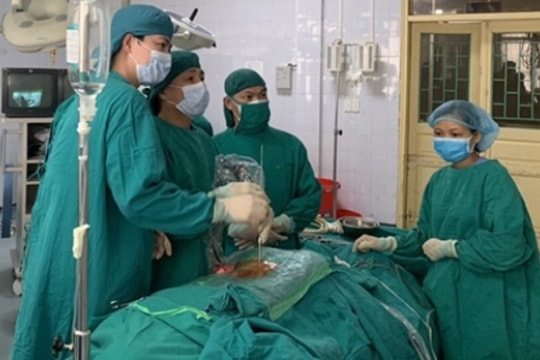 Lần đầu tiên phẫu thuật thành công ca mổ nội soi chữa thoát vị đĩa đệm cột sống