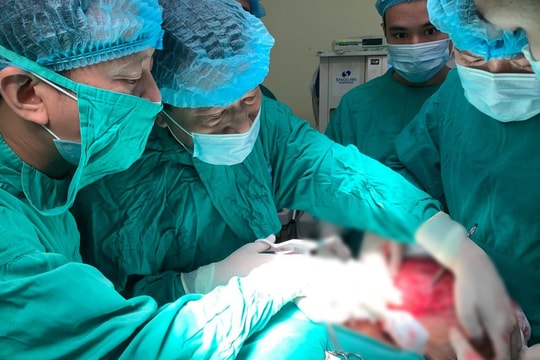 Cắt bỏ u tuyến giáp nặng 3,2kg đéo bám nữ bệnh nhân hơn 20 năm