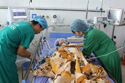 Cứu sống bé gái 9 tuổi bị cành cây chọc thủng hậu môn, trực tràng