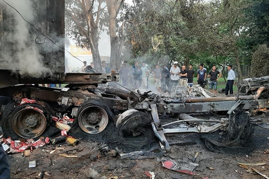 Tài xế container chết cháy trong cabin sau khi đâm vào gốc cây