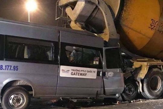 Xe đưa đón học sinh húc xe bồn dừng đèn đỏ, 1 người bị thương