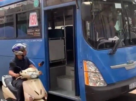 Tài xế xe buýt ép xe máy, phun nước bọt thách thức người đi đường