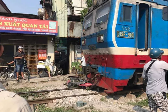 Đi xe máy băng qua đường sắt, nam thanh niên bị tàu tông tử vong