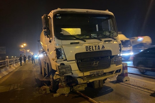 Xe bồn "san phẳng" dải phân cách, tông 2 xe máy trên cầu Thanh Trì