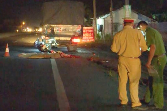 Tông vào đuôi xe tải, hai mẹ con tử vong thương tâm