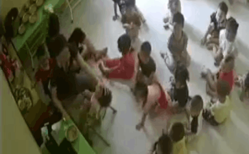 Clip cô giáo mầm non ghì đầu trẻ, đút cháo liên hồi gây bức xúc