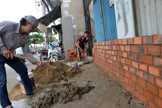 Ảnh: Người dân Sài Gòn hối hả xây tường rào chống triều cường
