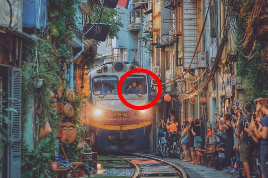 Khoảnh khắc người lái tàu vẫy tay chào khi ngang qua phố gây chú ý MXH