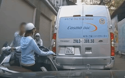 Clip: Người đàn ông nhổ nước bọt vào cô gái không nhường đường bị chỉ trích gay gắt