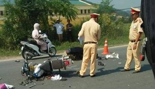 Hai xe máy đối đầu nhau, 2 người thương vong