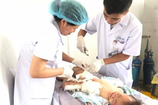 Thương tâm trẻ bị bỏng nặng vì ngã vào chậu nước sôi