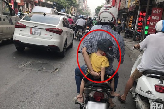 Ông bố đèo con đi viện và sự quan tâm của người đi đường gây xúc động