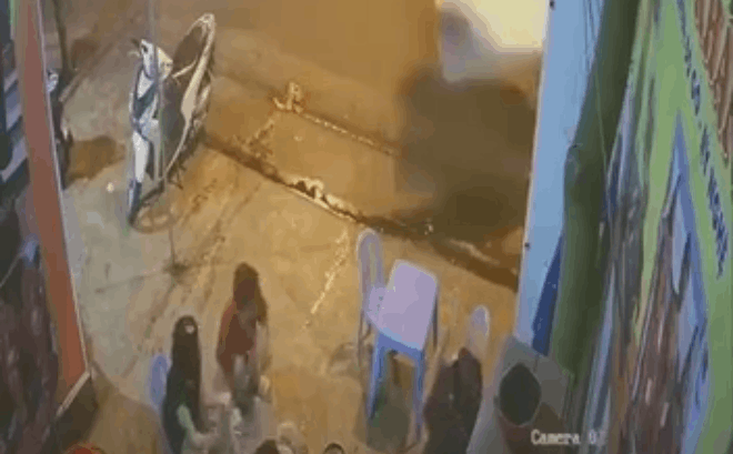 Clip: Cả gia đình thót tim khi "vật thể lạ" từ ô tô văng trúng mâm cơm