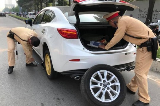 CSGT giải cứu nữ tài xế bị xịt lốp ô tô giữa đường khiến dân mạng cảm kích