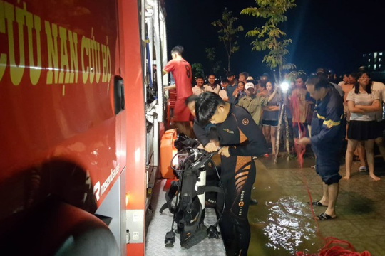 Triều cường “xóa” làn đường, người phụ nữ lao xe xuống hồ tử vong