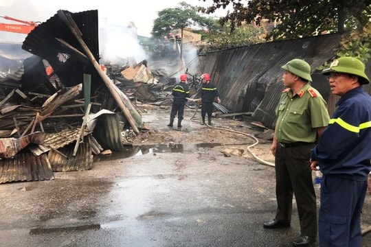 Cháy lớn tại chợ Còng (Thanh Hóa), hàng trăm ki - ốt bị thiêu rụi