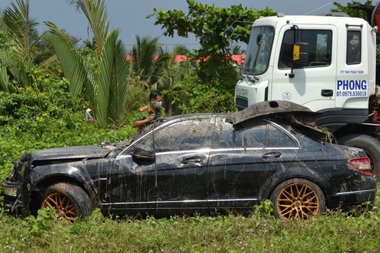 Phát hiện 3 thi thể trên chiếc ô tô Mercedes nổi trên rạch