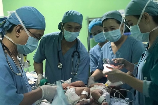 Cặp song sinh dính liền phần bụng được phẫu thuật tách rời