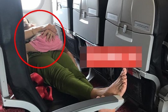 Nam thanh niên chỉ trích người phụ nữ ôm con nằm trên ghế máy bay gây tranh cãi MXH