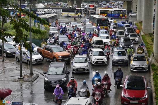 Ảnh: Các ngả đường lại rối loạn vì cơn mưa kéo dài từ sáng sớm