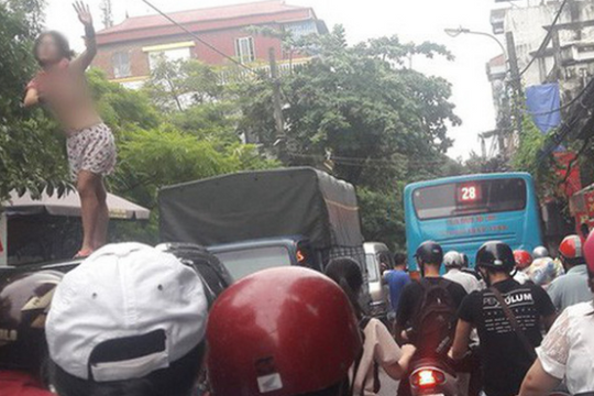 Hà Nội: Cô gái có biểu hiện "ngáo đá" khiến cả tuyến phố ùn tắc kéo dài