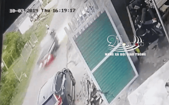 Clip: Tài xế xe tải gây tai nạn rồi bỏ trốn khiến gây bức xúc