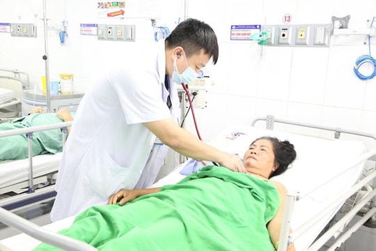 Bị téc nước rơi trúng, người phụ nữ 57 tuổi bị sốc đa chấn thương