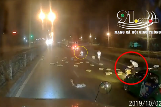 Clip: Xe tải đánh rơi hàng chục thùng mì tôm ra đường, các tài xế phía sau tranh nhau "hôi của" gây bức xúc