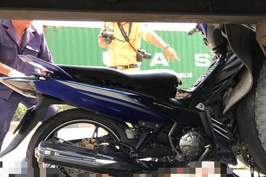 Tông vào đuôi xe container, nam thanh niên đi xe máy chết thảm