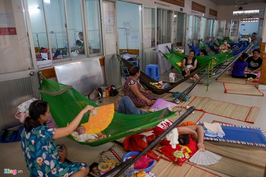 Ảnh: Ô nhiễm không khí kéo dài, số trẻ nhập viện do mắc bệnh hô hấp tăng mạnh