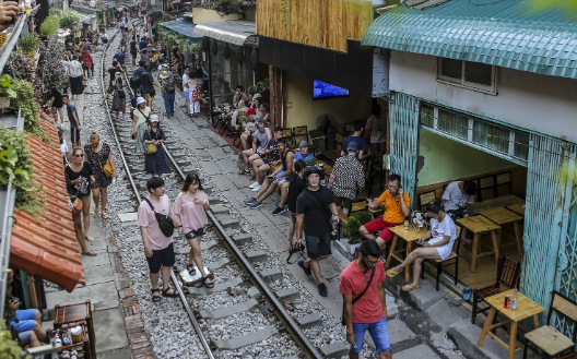 Bộ GTVT đề nghị giải tán điểm kinh donh cà phê đường tàu ở Hà Nội
