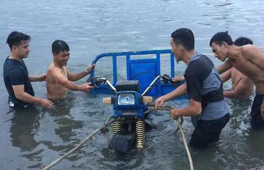 Để mặc xe ba gác trôi sông, người đàn ông lao mình cứu sống 3 cháu nhỏ