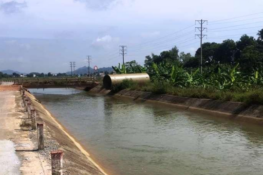 Ngã xuống kênh, học sinh lớp 2 tử vong thương tâm