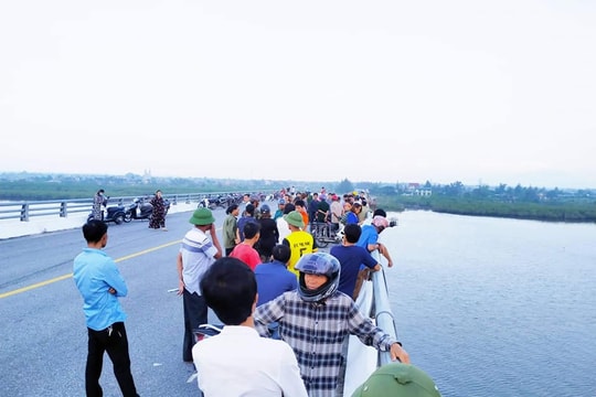 Người đàn ông để lại túi xách và thư tuyệt mệnh, nghi nhảy cầu tự tử