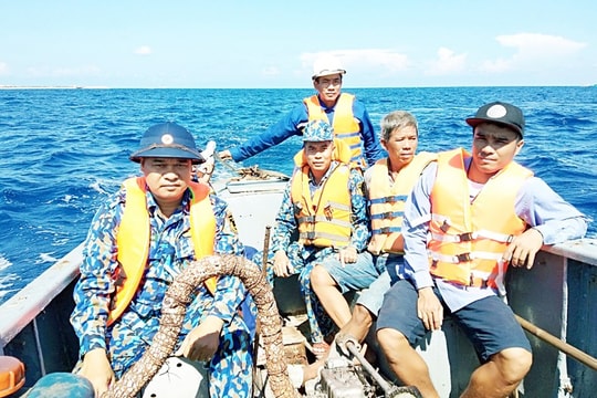 Cứu thành công 12 ngư dân bị chìm tàu trên biển