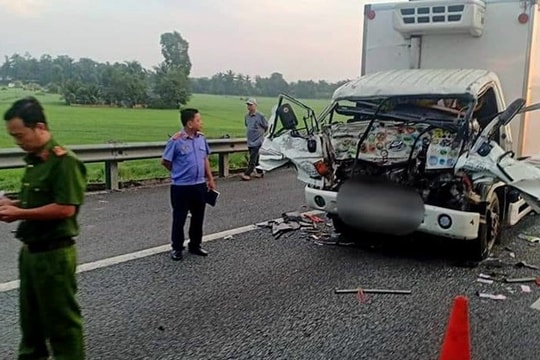 Tông vào đuôi xe tải, hai cha con tử vong thương tâm