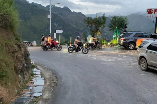 4 người đàn ông khoả thân, chạy xe máy tới khách sạn 7 tầng trên đèo Mã Pì Lèng gây xôn xao MXH