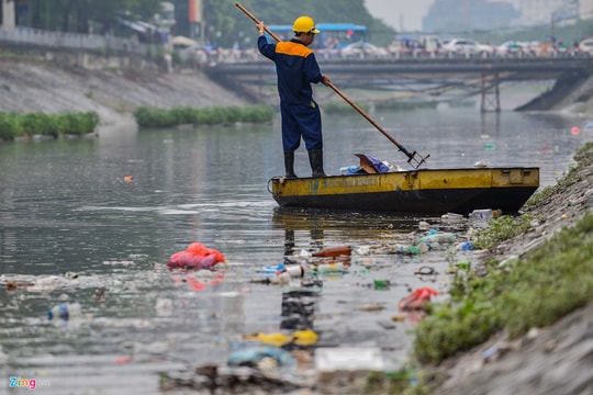 Ảnh: Rác thải tràn lan trên mặt sông Tô Lịch sau mưa