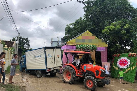 Chiếc xe tải bị sa lầy ngay trước rạp cưới khiến gia đình bối rối tìm cách giải quyết