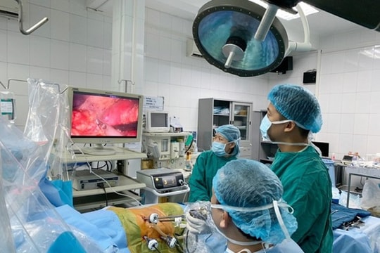 Người mẹ hiến thận giúp bé trai nhẹ cân nhất Việt Nam hồi sinh