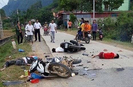 Hai xe máy va chạm kinh hoàng, 5 người thương vong