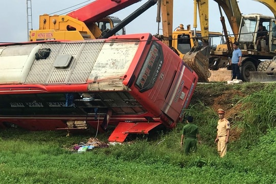 Lật xe khách giường nằm lúc rạng sáng, 21 người thương vong