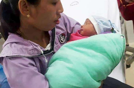 Phát hiện bé trai sơ sinh bị bỏ rơi cùng một bình sữa nóng