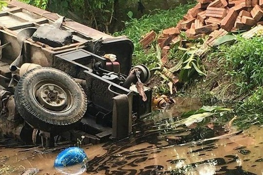 Công nông tông xe máy rồi rơi xuống mương, đè 2 người tử vong