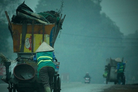 Bức xúc trước chuyện nam sinh xấu hổ vì mẹ làm lao công gia đình quá nghèo