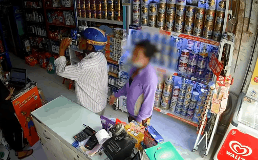 Clip: Cặp vợ chồng dàn cảnh trộm đồ ở cửa hàng tạp hóa gây phẫn nộ