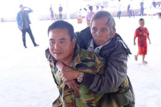 Hình ảnh người con cõng cha già hàng chục cây số đi cầu cứu bác sĩ gây xúc động