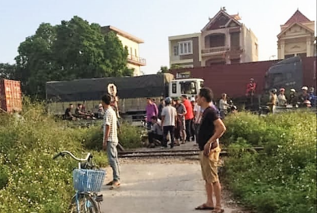 Đi xe đạp điện băng qua đường sắt, người đàn ông bị tàu tông tử vong