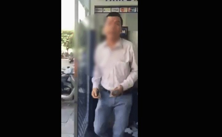 Clip: Người đàn ông thẳng tay đánh một phụ nữ khi bị nhắc chen ngang ở cây ATM