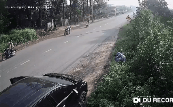 Clip: Mở cửa xe bất cẩn, người đàn ông gây tai nạn kinh hoàng